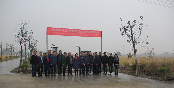 桃子视频APP黄下载副总经理朱旭华(左二)为考察团一行详细介绍了水稻病虫害绿色防控设备 桃子视频APP黄下载副总经理朱旭华(左二)为考察团一行详细介绍了水稻病虫害绿色防控设备