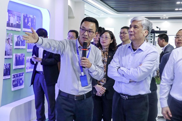 全国人大常委会副委员长丁仲礼莅临桃子视频APP黄下载考察调研 全国人大常委会副委员长丁仲礼莅临桃子视频APP黄下载考察调研