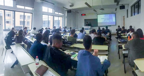 桃子视频APP黄下载营销中心副总监龙捷频为培训班作内容讲解 桃子视频APP黄下载营销中心副总监龙捷频为培训班作内容讲解