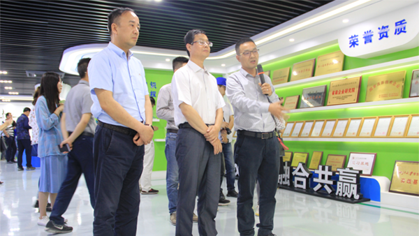 谢主任一行参观桃子视频APP黄下载展厅 谢主任一行参观桃子视频APP黄下载展厅