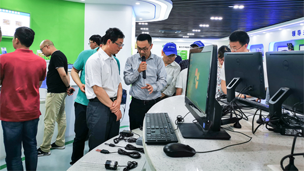 谢主任一行参观桃子视频APP黄下载展厅 谢主任一行参观桃子视频APP黄下载展厅