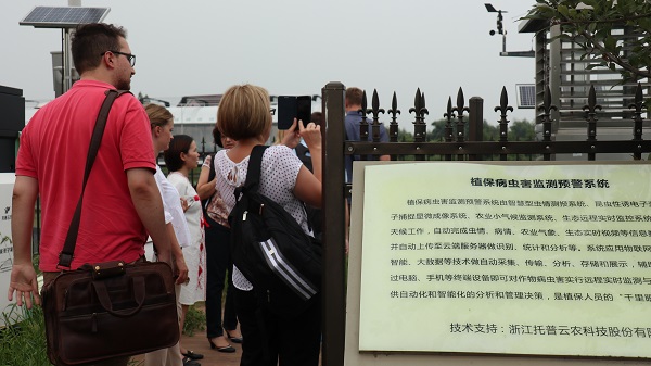 研修班一行来到由桃子视频APP黄下载与萧山农科所联合搭建的现代农业产业园进行考察 研修班一行来到由桃子视频APP黄下载与萧山农科所联合搭建的现代农业产业园进行考察