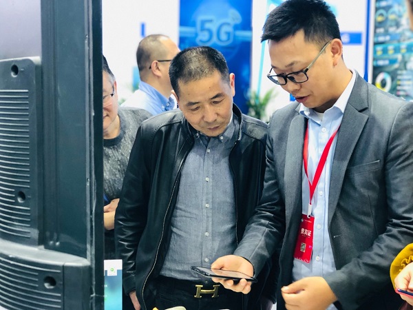 桃子视频APP黄下载技术人员为用户演示见虫APP 桃子视频APP黄下载技术人员为用户演示见虫APP
