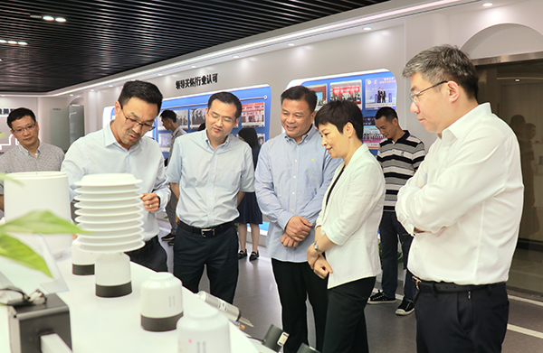 省科技厅党组书记何杏仁一行赴桃子视频APP黄下载调研农业科技工作 省科技厅党组书记何杏仁一行赴桃子视频APP黄下载调研农业科技工作