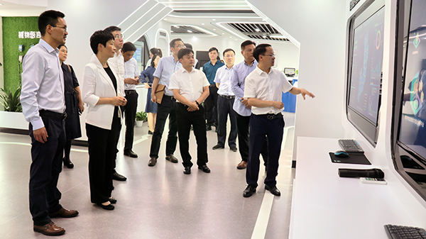 省科技厅党组书记何杏仁一行赴桃子视频APP黄下载调研农业科技工作 省科技厅党组书记何杏仁一行赴桃子视频APP黄下载调研农业科技工作