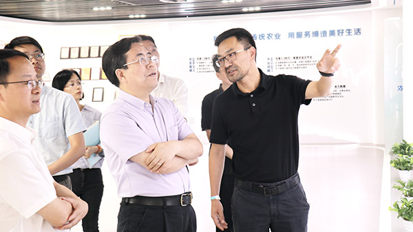 应义斌教授一行参观桃子视频APP黄下载数字三农展厅 应义斌教授一行参观桃子视频APP黄下载数字三农展厅