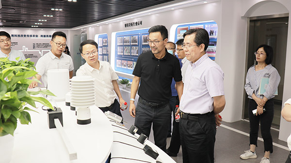 应义斌教授一行参观桃子视频APP黄下载数字三农展厅 应义斌教授一行参观桃子视频APP黄下载数字三农展厅