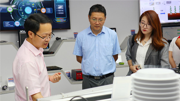 王建军一行参观桃子视频APP黄下载数字展厅 王建军一行参观桃子视频APP黄下载数字展厅